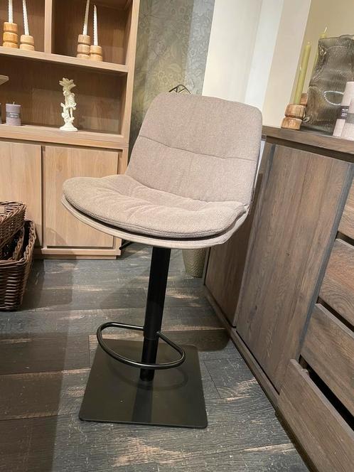 Trendy barkruk Mazzin in de kleur lichtgrijs, Huis en Inrichting, Barkrukken, Nieuw, 90 cm of meer, Ophalen of Verzenden