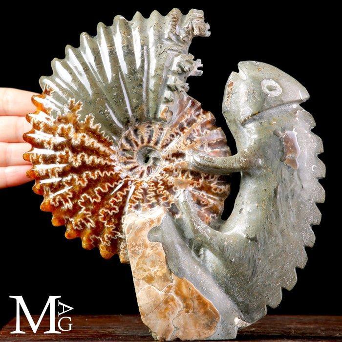 Fossil Sculpture Uitgehouwen Cleoniceras ammoniet met iguana, Verzamelen, Mineralen en Fossielen