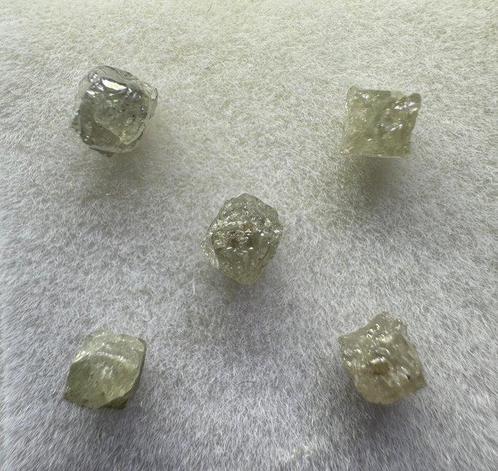 Kavel van 5 natuurlijke grijs/witte kubieke ruwe diamanten., Verzamelen, Mineralen en Fossielen