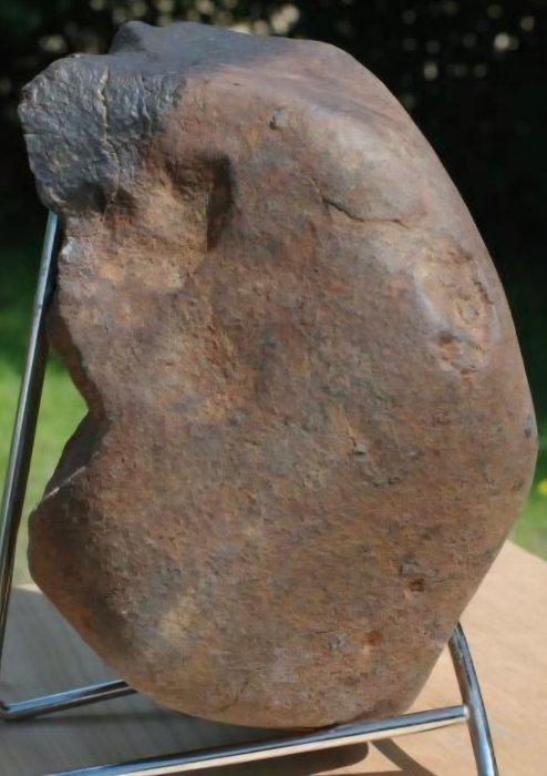 Chondrietmeteorit NWA georiënteerd met regmaglypten - 5415, Verzamelen, Mineralen en Fossielen