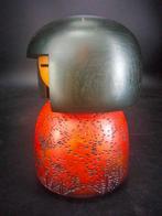 Kisaku - Beeldje, Zeldzame mooie kokeshi met elegante rode, Antiek en Kunst