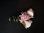 Corsage simply witte roosjes met roze fieldberrie, Hobby en Vrije tijd, Knutselen, Ophalen of Verzenden, Nieuw