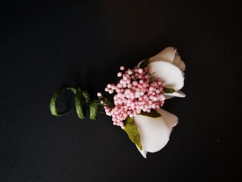 Corsage simply witte roosjes met roze fieldberrie, Hobby en Vrije tijd, Knutselen, Nieuw, Ophalen of Verzenden