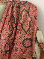 Bedsprei, antieke kasjmiermantel, afgewerkt met franjes. -