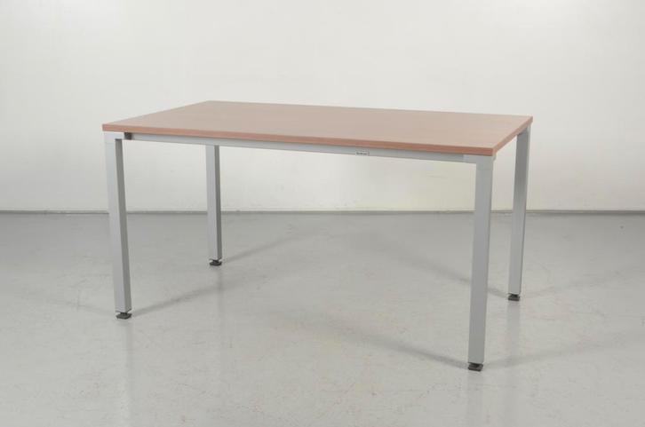 Steelcase Kalidro bureau, donker eiken blad, 140 x 80 cm,, Huis en Inrichting, Bureaus, Ophalen of Verzenden