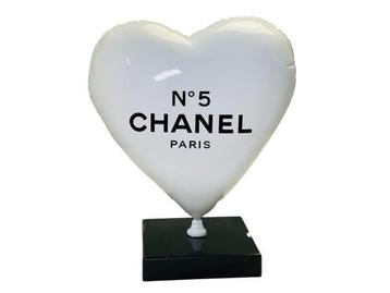 Veiling - Uniek Cobra Art | Chanel N°5 Balloon Heart Sculpt beschikbaar voor biedingen