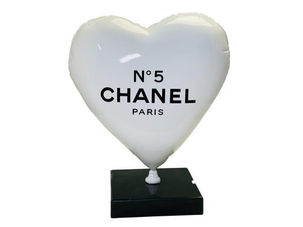 Veiling - Uniek Cobra Art | Chanel N°5 Balloon Heart Sculpt, Verzamelen, Beelden en Beeldjes
