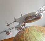 AM Avion Super Constellation op wereldbol tijdens de