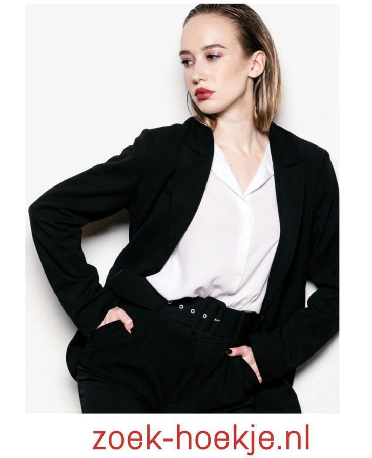 Meer dan alleen vriendschap..., Contacten en Berichten, Uitgaan