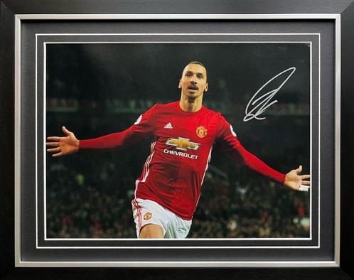 Manchester United - Signed by Zlatan Ibrahimovic - Foto, Verzamelen, Overige Verzamelen