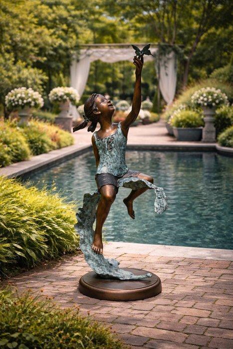 Beeld, Bronze - Girl with Butterfly - 114.5 cm - Brons, Antiek en Kunst, Curiosa en Brocante