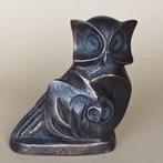 Beeldje - Uil met kuiken onder haar vleugels - Brons