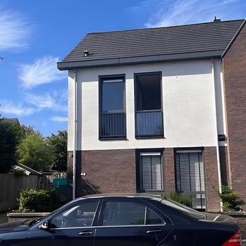 Hoekwoning met tuin en 4 slaapkamers beschikbaar voor biedingen