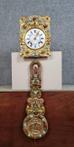 Prachtig gebloemd Comtoise uurwerk in reliëf en polychroom