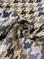 Prestigieuze stevige stof met pied de poul-verwerking. -