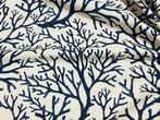 Elegante katoenen stoffen met blauwe koraalpatronen op een