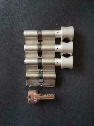 4 gelijksluitende cilinders 3 met knop 1 zonder 6 sleutels, Doe-het-zelf en Verbouw, Hang- en Sluitwerk, Nieuw, Koper of Messing