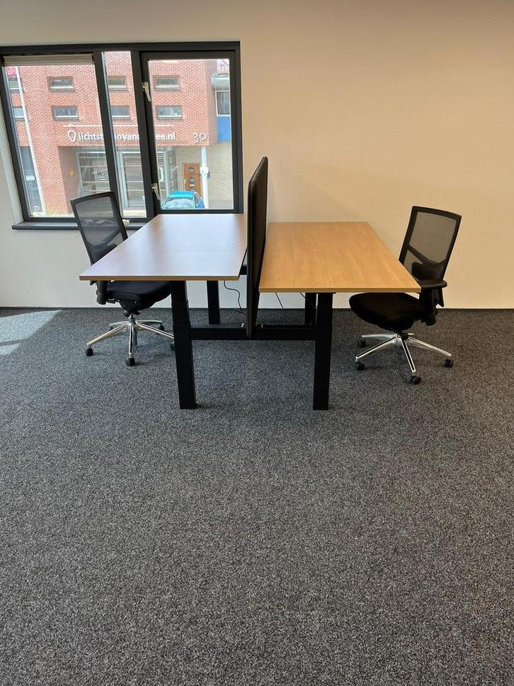 Zit Sta Duo Bureau - Merk Ahrend - Nieuwstaat, Huis en Inrichting, Bureaus, Stabureau, Zo goed als nieuw, Elektrisch, In hoogte verstelbaar