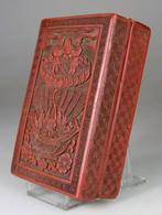 Chinese doos in rode lak met sculptuur - Chinese lak - China