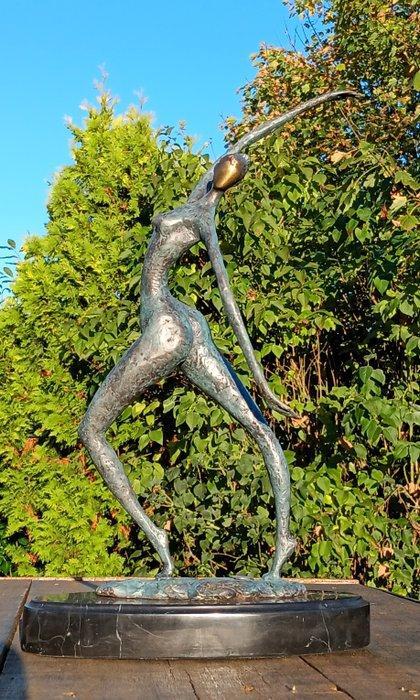 sculptuur, dancing lady on marble 36 cm hoog - 36 cm - brons, Antiek en Kunst, Kunst | Designobjecten