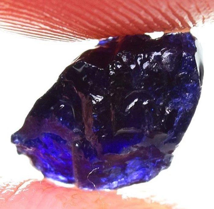 Saffier Echte edelsteen! Ongebruikelijke oogheldere top, Verzamelen, Mineralen en Fossielen