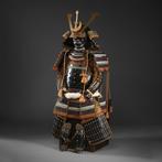 Zwart pantser (yoroi) met ongebruikelijke maedate - Metaal,, Antiek en Kunst