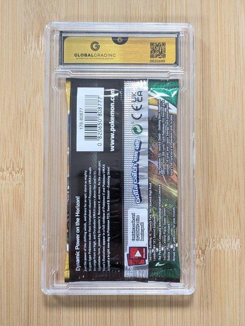 Pokémon - 1 Booster pack - GRADE 10 - Evolving Skies, Hobby en Vrije tijd, Verzamelkaartspellen | Pokémon