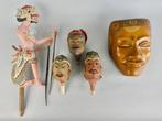 Vier Wayang-figuren en masker - Hout, Textiel, Kralen,
