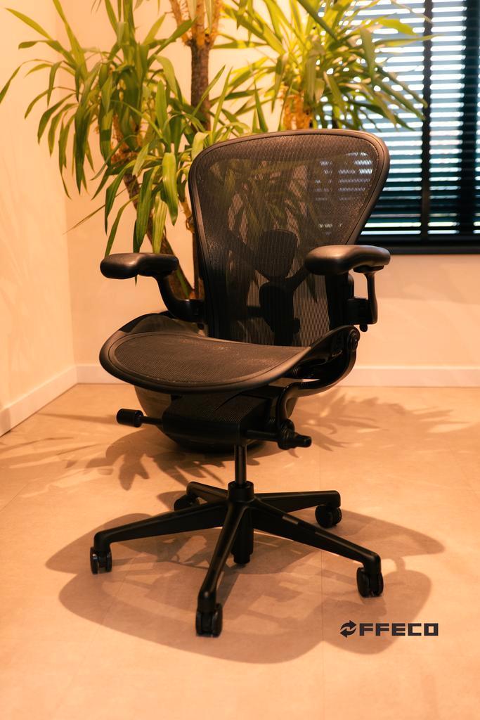 Refurbished Herman Miller Aeron Remastered Onyx, Huis en Inrichting, Bureaustoelen, Bureaustoel, Zwart, Zo goed als nieuw
