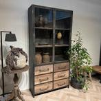 Stoere industriële vitrinekast met 6 lade in oud teak hout., Huis en Inrichting, Kasten | Buffetkasten, 100 tot 150 cm, 200 cm of meer