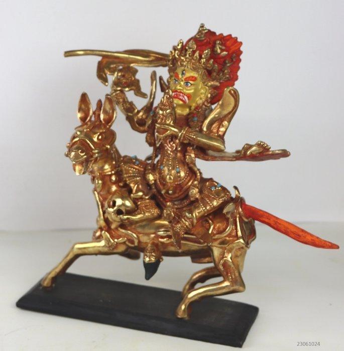 Zwaar verguld standbeeld Beschermgod Garwa Nagpo Damchen -, Antiek en Kunst, Antiek | Overige Antiek