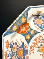 Een Japanse achthoekige glanzende Imari-bord in uitstekende