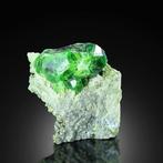 Prachtige smaragdgroene ANDRADITE var DEMANTOID granaat van