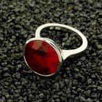 Zilveren ring met synthetische rode edelsteen, Sieraden, Tassen en Uiterlijk, Ringen, 18 tot 19, Gebruikt, Overige kleuren, Ophalen of Verzenden