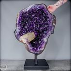 Intense natuurlijke amethist geode met calciet kristal op