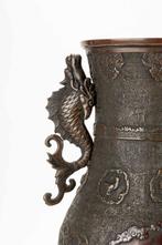 Vaas - Brons, Een grote gepatineerde bronzen vaas met, Antiek en Kunst