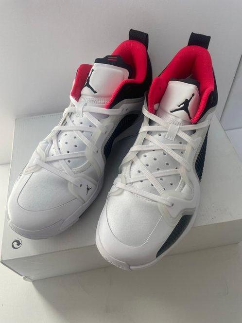 Nike - Air Jordan XXXVII Low “Blanc / Rouge Sirène / Noir”, Kleding | Heren, Schoenen