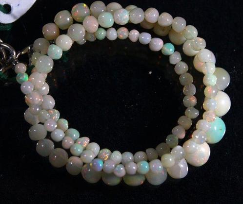 Rechts. 57.0 Ethiopische Opaal kralen Cabochon- 11.4 g, Verzamelen, Mineralen en Fossielen