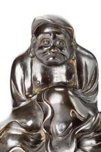 Gepatineerd brons - Een Japanse bronzen okimono van een, Antiek en Kunst