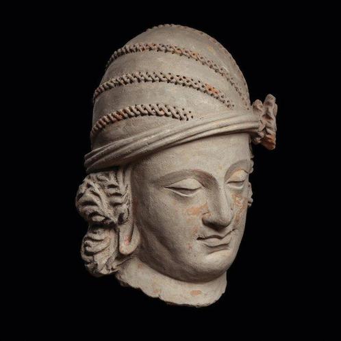 Gandhara Gips Hoofd van een Bodhisattva. 2e-4e eeuw n.Chr., Verzamelen, Mineralen en Fossielen