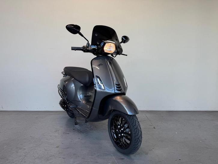 Vespa Sprint Brom 45 km/h , BWJ 2017, Agaat Grijs, Fietsen en Brommers, Scooters | Vespa, Maximaal 45 km/u, Benzine, Gebruikt