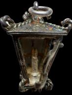 Zilver, Gothische hanger met een realistische oude lamp en