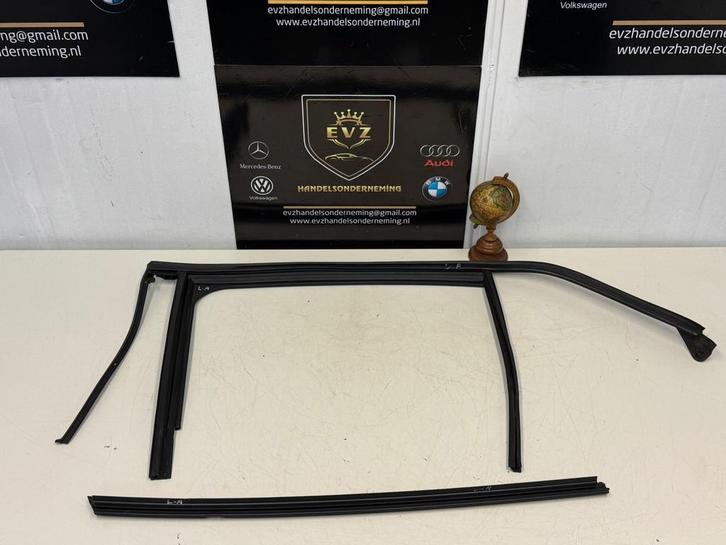 Mercedes GLA Klasse rubberen afdichting links achterdeur, Auto-onderdelen, Ruiten en Toebehoren, Gebruikt, Mercedes-Benz