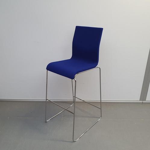 Ahrend 370 hoge design kruk - blauwe stof - 82 cm zithoogte, Huis en Inrichting, Barkrukken, Ophalen of Verzenden