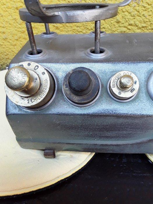 Weegschaal - aluminium en messing, Antiek en Kunst, Antiek | Keukenbenodigdheden