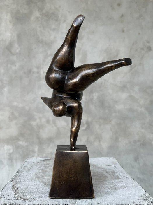 Beeld, NO RESERVE PRICE - Voluptuous Balancing Lady Statue -, Antiek en Kunst, Kunst | Designobjecten