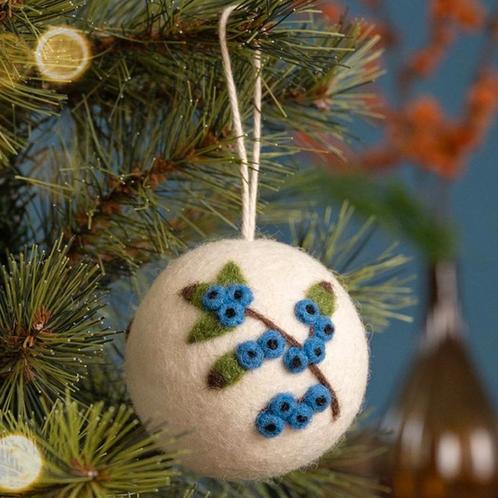 Hanger Bal Vilt - Blauwe Bes - Creme/Blauw/Groen/Bruin - 8cm, Diversen, Kerst, Nieuw, Ophalen of Verzenden
