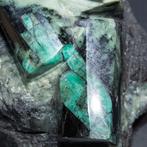 Smaragden in biotietmatrix. Sculptuur: smaragdgroene, Verzamelen, Mineralen en Fossielen