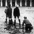 Camerapohoto Epoche/Vittorio Pavan - Ragazzi in zattera,