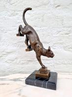 Beeldje - Bronze Cat on the stairs - Brons